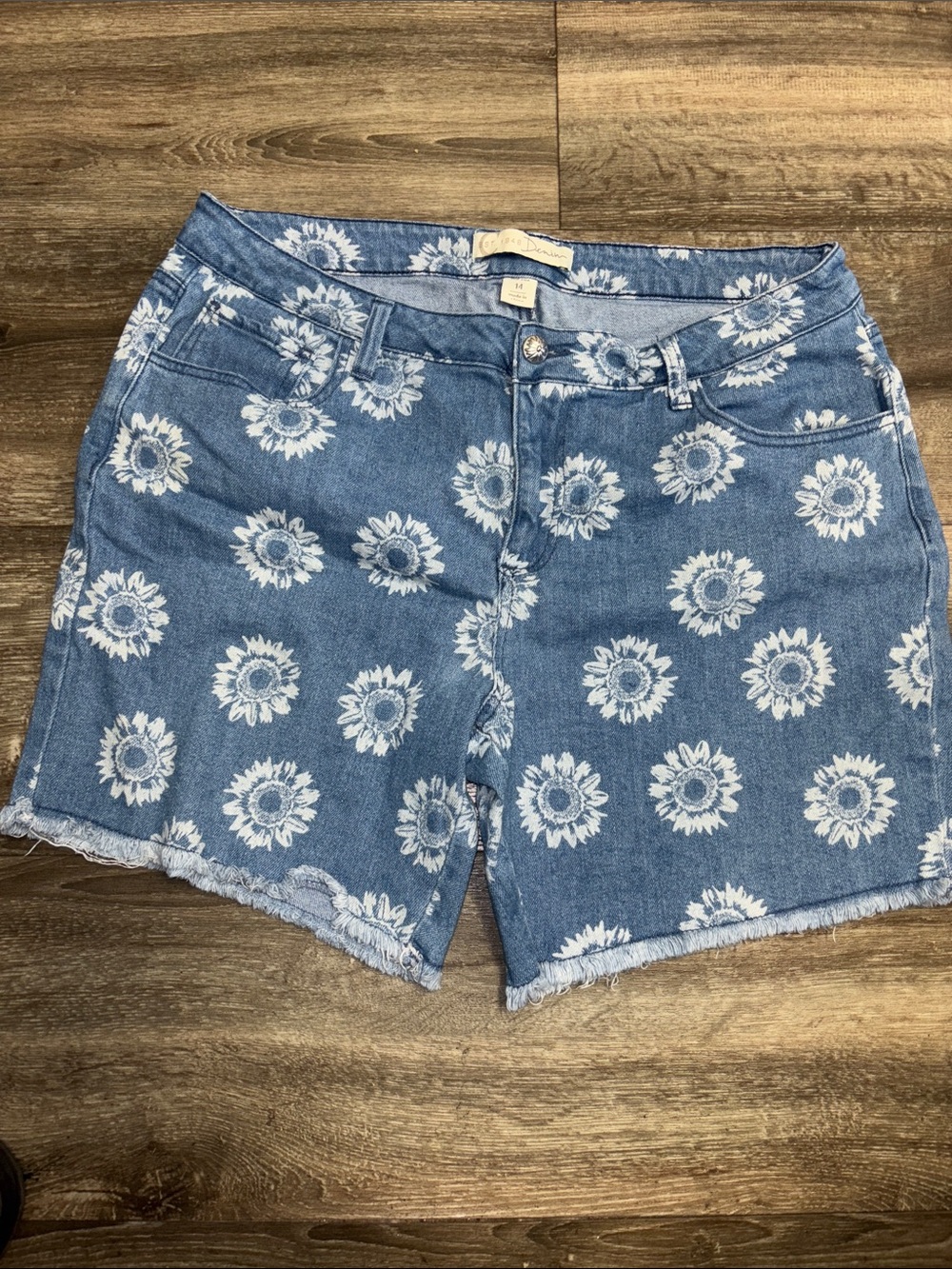 Cato Sunflower Print Denim Jean Shorts in Blue, sz 14